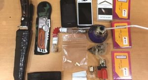 ضبط شخصين في رحية بحوزتهما أنبوب أحمر ولمبة و2 سكين وأدوات مخدرة