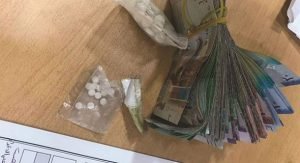 مواطن «غير طبيعي» سقط بـ 7 حبات وحشيش وتحوّل لـ«صبحان»