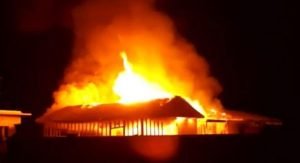 مواطن يتهم مستأجراً بالتسبب في حريق شاليه