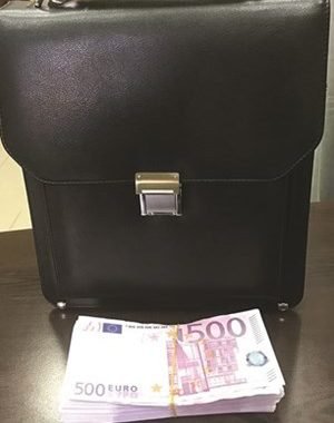 تركي وروسي خدعا صرافاً وسلباه 85 ألف يورو