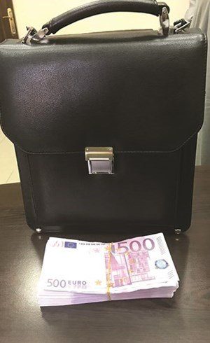 تركي وروسي خدعا صرافاً وسلباه 85 ألف يورو