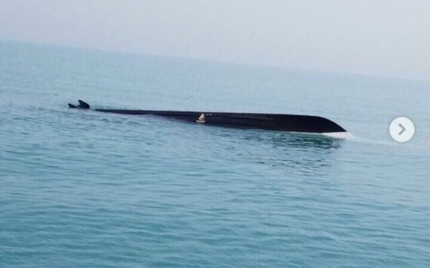 خفر السواحل ينقذ شخصين بعد غرق قاربهم