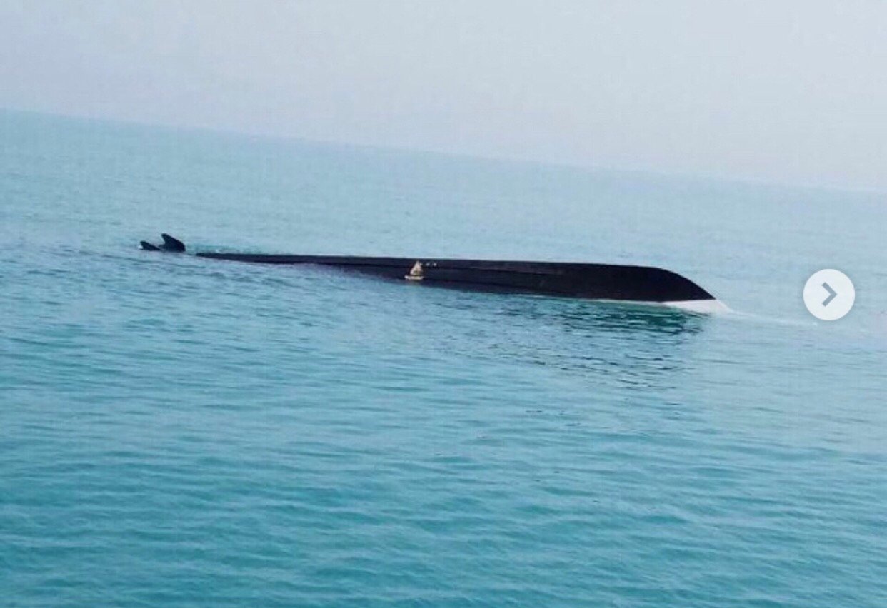 خفر السواحل ينقذ شخصين بعد غرق قاربهم