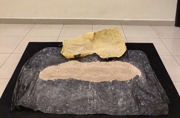 ضبط تاجر مخدرات آسيوي بحوزته 3 كيلو هيروين