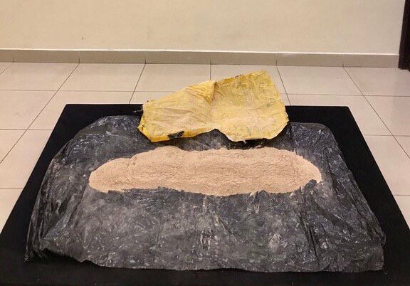 ضبط تاجر مخدرات آسيوي بحوزته 3 كيلو هيروين