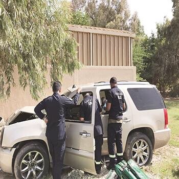 إصابة مواطن اصطدمت سيارته بأشجار الطريق