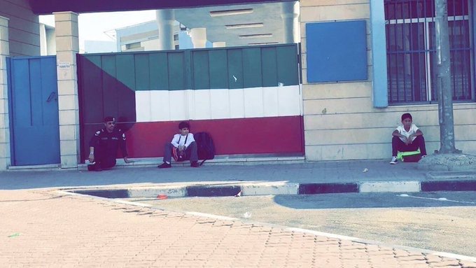 اللواء الطراح يكافئ عسكرياً انتظر مع طالبين أمام المدرسة لحين وصول ذويهما