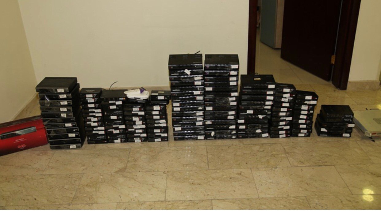 القبض على عصابة آسيوية تقوم بفك الشفرات وبث القنوات بصورة غير مشروعة