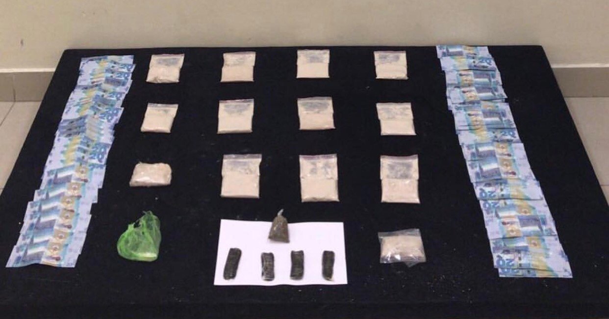 ضبط عسكري بالسجون يقوم بإدخال المخدرات لاحد النزلاء 