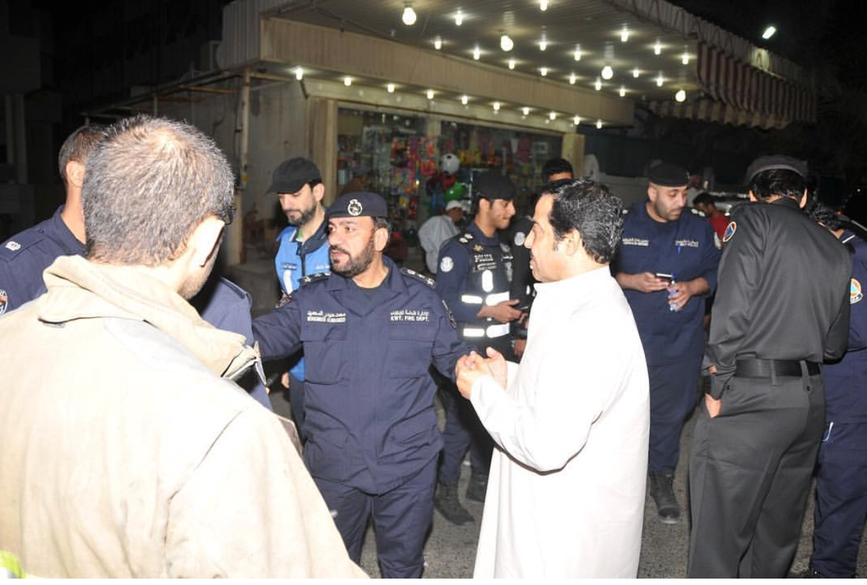 الإطفاء أخلت عمارة في صباح السالم إحترازياً بعد تصدعها من جراء الهزة الأرضية