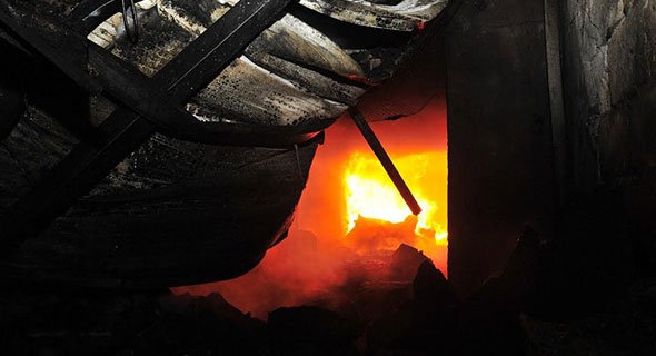 5 مراكز إطفاء تخمد حريق مخزن أخشاب في جليب الشيوخ