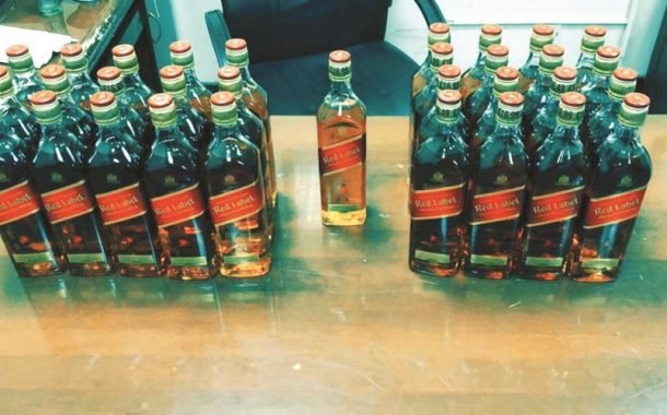 ضبط بريطانية حاولت تهريب 32 زجاجة خمر