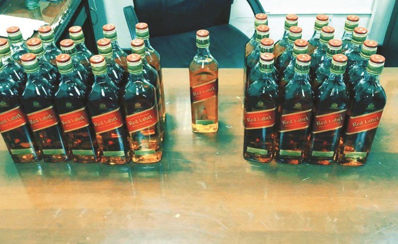ضبط بريطانية حاولت تهريب 32 زجاجة خمر