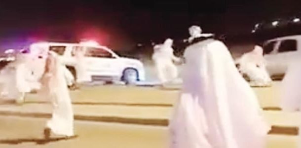 مستهترون قذفوا دورية بالحجارة ... ومكّنوا «مقحصاً» من الهرب