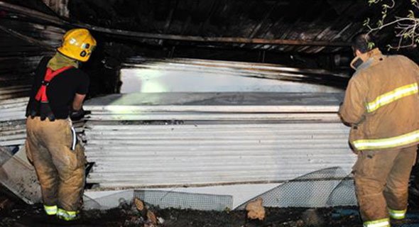 إخماد حريق مخزن في حسينية بشرق