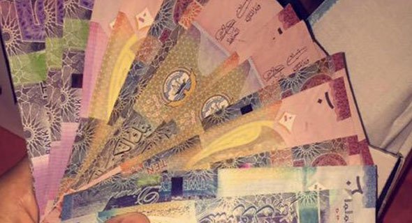 مواطن «تسلل» الى هاتف صديقته على طاولة العشاء وحوّل 1100 دينار من حسابها