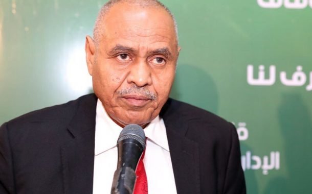 وزير الداخلية السوداني ينفي منح بدون الكويت الجنسية السودانية