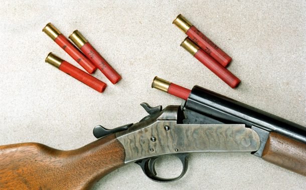 مواطن رمى شقيقه بـ«شوزن» وهرب إلى السعودية