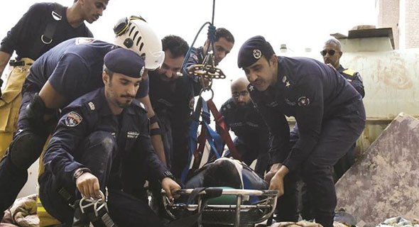 إنقاذ عامل سقط من علو على سطح منزل في الفروانية