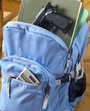 في حادثة غريبة بعد «رأس الخروف».. مسدس «نص» في حقيبة طالبة