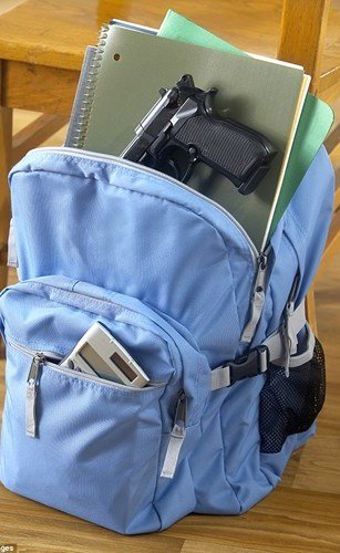 في حادثة غريبة بعد «رأس الخروف».. مسدس «نص» في حقيبة طالبة