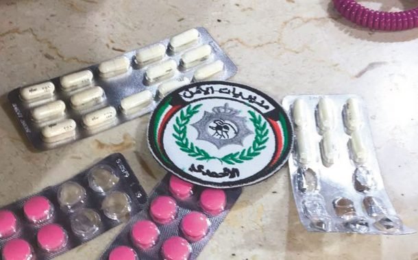 القبض على 5 مواطنين «محششين» «نايمين» في سيارة «غرزت» بالسالمي.. وبحوزتهم مخدرات