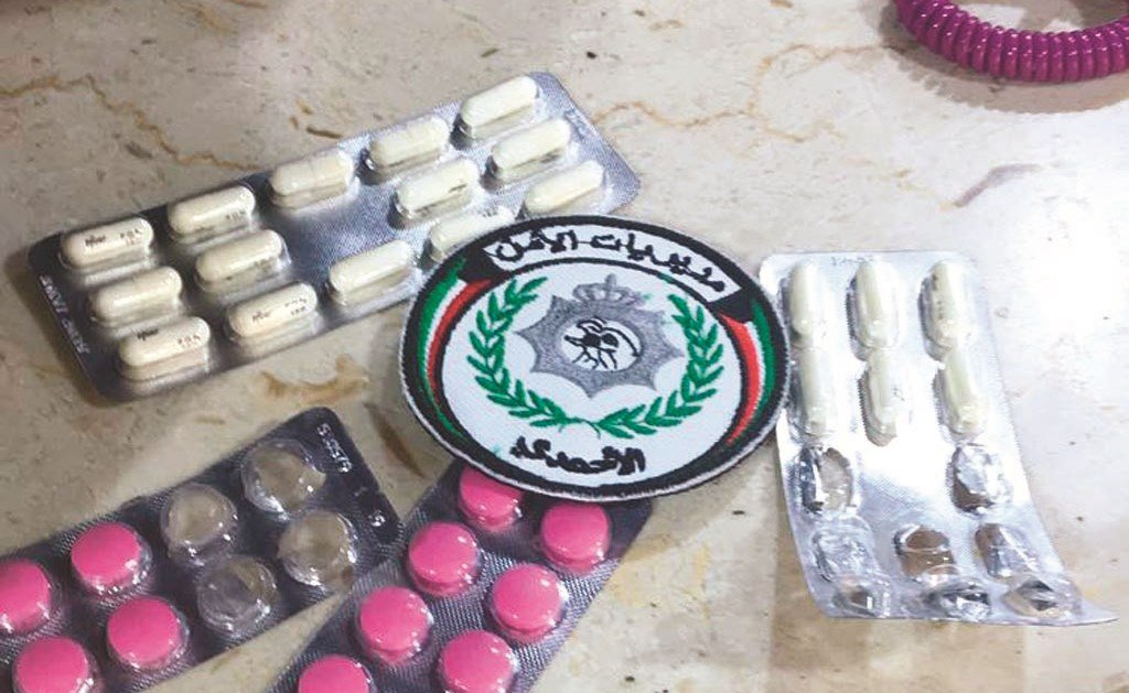 القبض على 5 مواطنين «محششين» «نايمين» في سيارة «غرزت» بالسالمي.. وبحوزتهم مخدرات