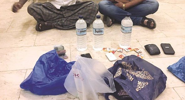 ضبط خمور محلية وحشيش وأدوات تعاطٍ في الفروانية والعاصمة