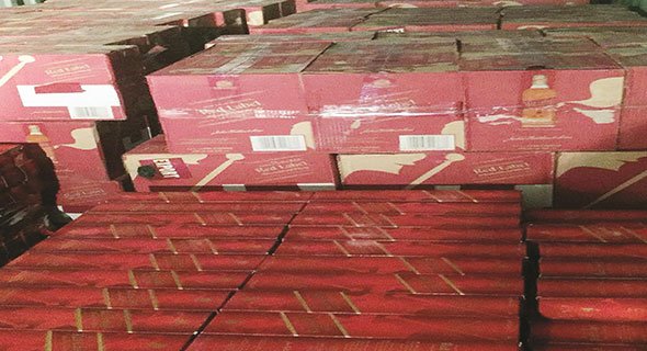 حاويتان من دولة خليجية ظاهرهما أسمدة وباطنهما 3948 زجاجة خمر