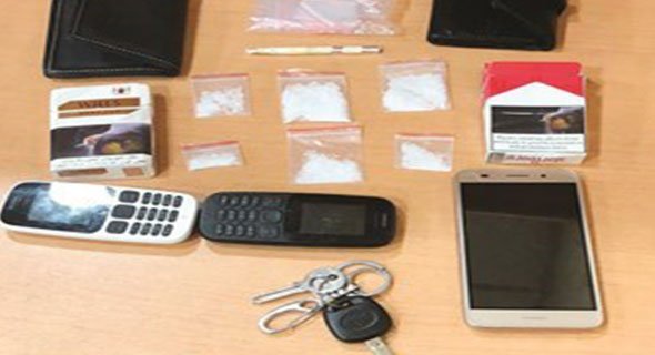 6 أكياس شبو بحوزة وافدين فضحهم «كتف الطريق»