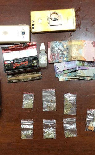 ضبط 47 حبة وزجاجة خمر في الجهراء والفنطاس