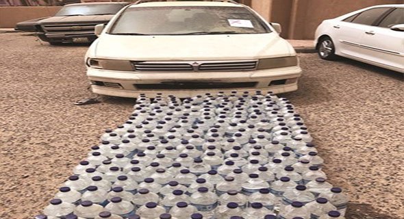 مجهول حول مركبة مهملة إلى مخزن للخمور المحلية يحتوي على 280 «بُطل»