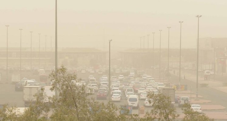 «الداخلية» تطالب قائدي المركبات توخي الحيطة والحذر بسبب الغبار