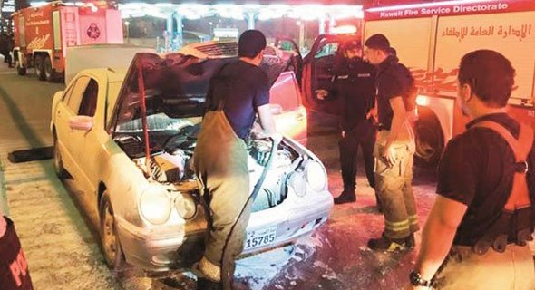 السيطرة على حريق مركبة في محطة وقود