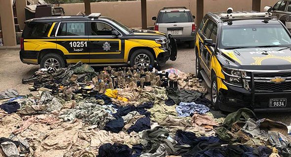 بنغلاديشي يبيع ملابس وأدوات عسكرية في 