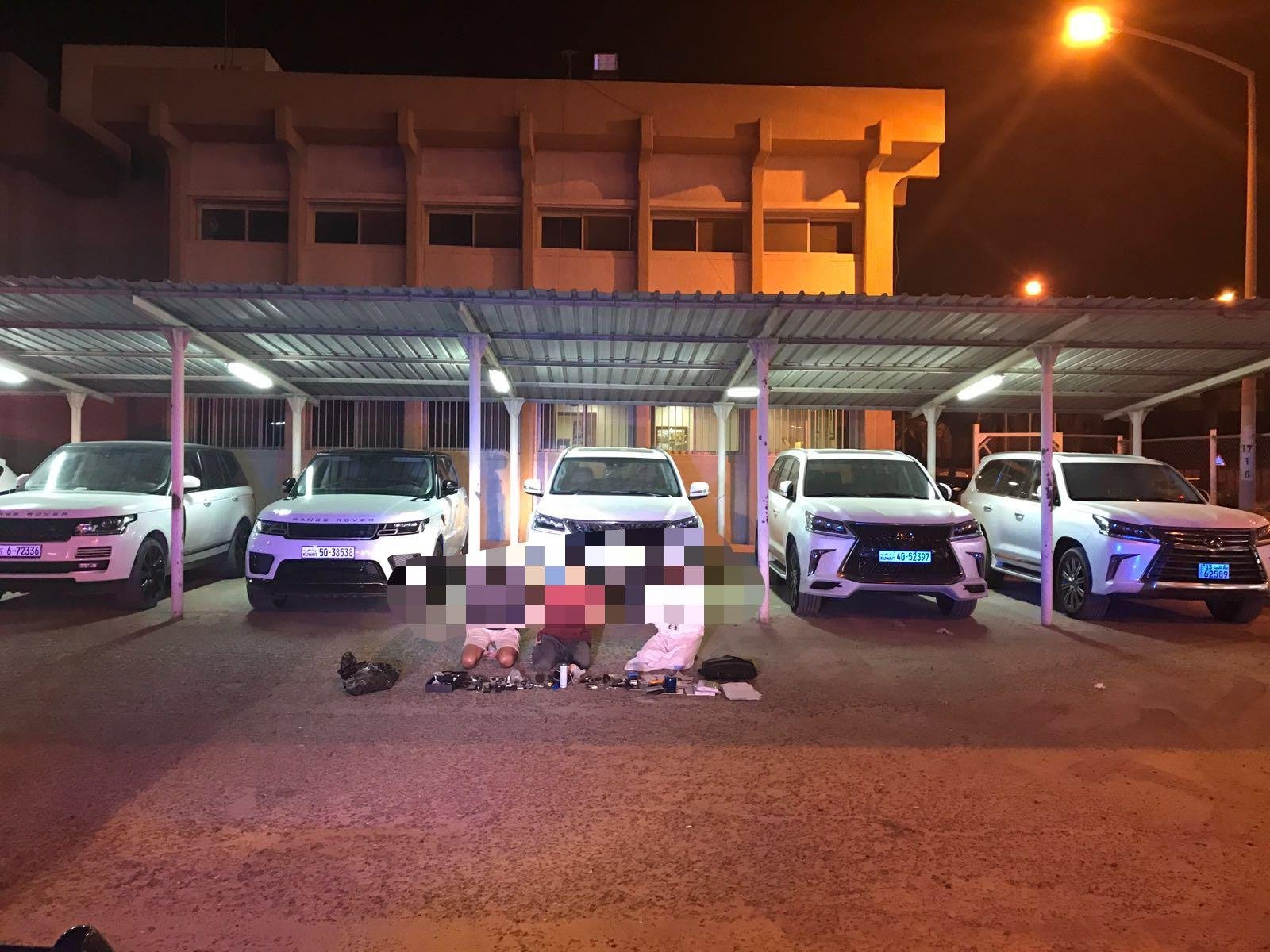 3 سوريين في «عصابة» تسرق المركبات الفارهة وتبيعها قطعاً