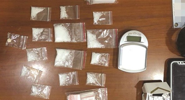 إحالة شابين إلى «النيابة» بإتلاف دورية وإهانة رجال أمن وحيازة مخدرات