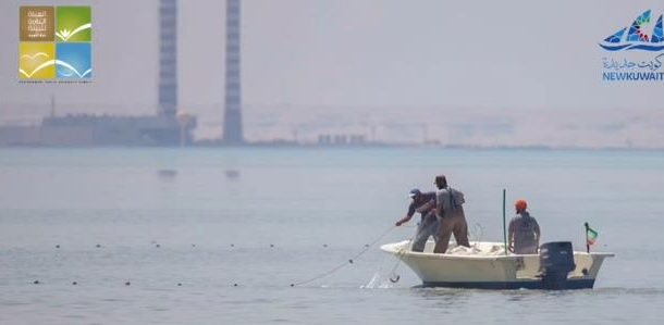 حجز طرادين وإبعاد 5 وافدين بعد ضبطهم أثناء الصيد في جون الكويت