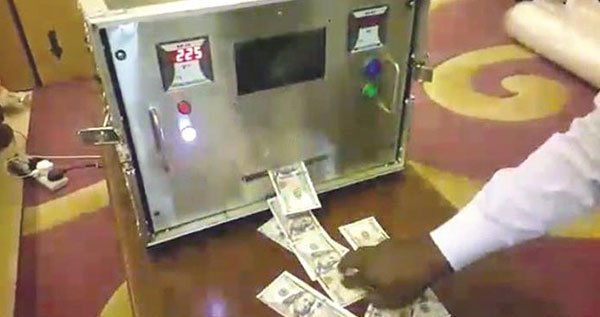 أفريقي يبيع الـ 1000 دولار بـ 150 ديناراً سقط في قبضة المباحث الجنائية