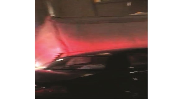 سقوط خيمة لجنة خيرية أتلفت سيارتين بجانب مستشفى الفروانية