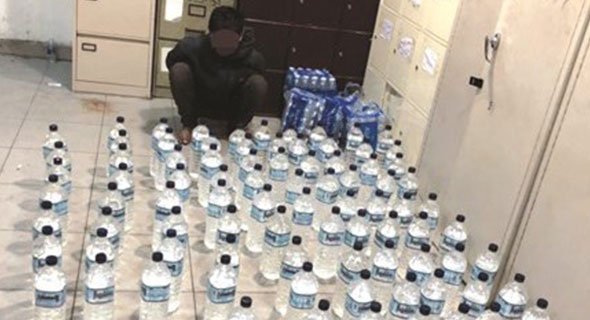 أمن الجليب يغلق بسطة لبيع الخمور المحلية يديرها آسيوي