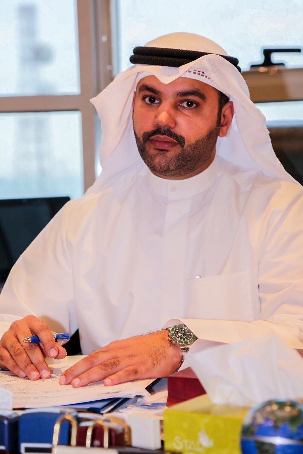 دكتور تجميل كويتي نسى إبرة في خد مواطنة والمحامي عبدالعزيز العنزي يطالبه بــ 100 ألف دينار