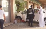 مركبة إقتحمت وأتلفت محل «زهور» في بيان