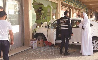 مركبة إقتحمت وأتلفت محل «زهور» في بيان