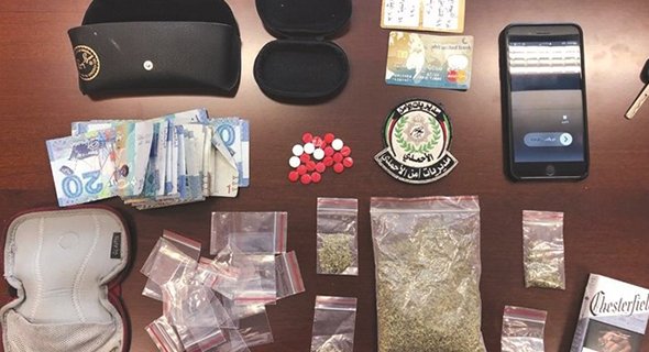 أظرف فارغة وأخرى ممتلئة تؤكد تورط مواطن في الاتجار بالحبوب والماريغوانا