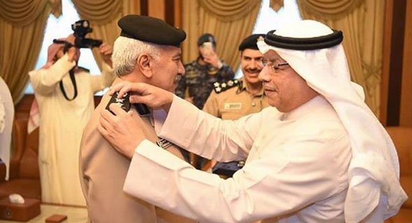 الجراح يقلد الفريق الدوسري رتبة فريق أول: أخلص في دعم أمن الوطن والجميع يشهد له بالكفاءة