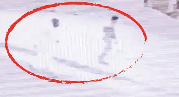 كاميرات مراقبة ترصد سرقة مركبة مواطن دون كسر في وضح النهار