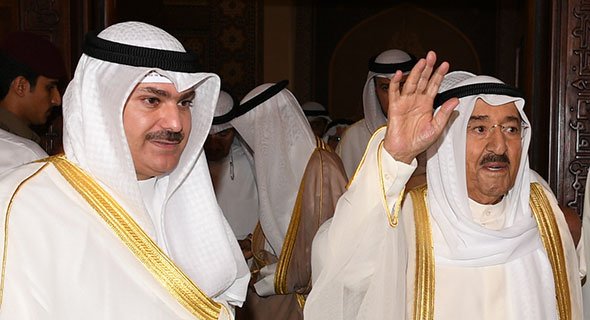 سمو أمير البلاد يؤدي صلاة العيد في مسجد الدولة الكبير