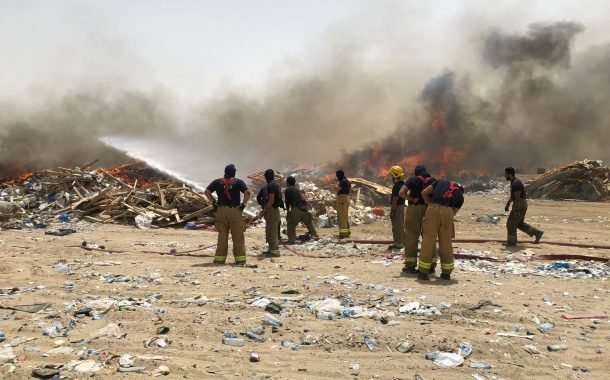 100 اطفائي سيطروا على حريق مردم النفايات بـ «ميناء عبدالله»