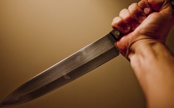 طعنتان في الصدر قادتا مواطناً إلى «العناية»